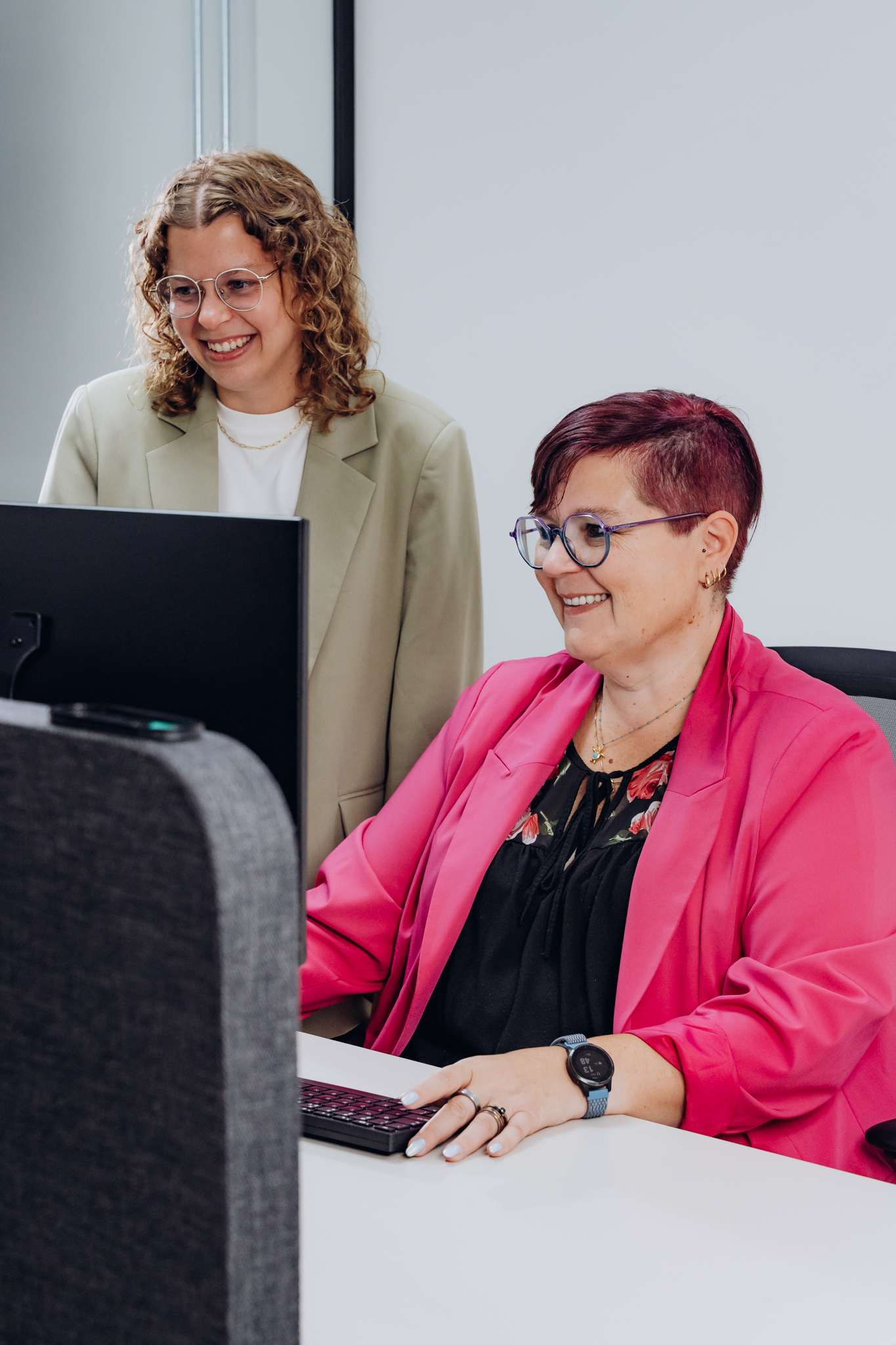 Medewerkers Facturatie die met elkaar mee kijken op een computerscherm