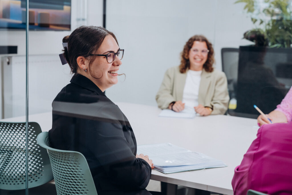 Lachende collega's in een meeting