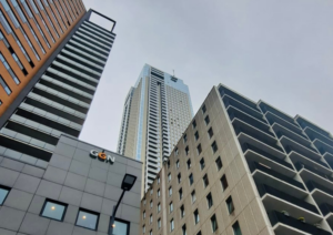 Glasschade herstel in de Zalmhaventoren in Rotterdam