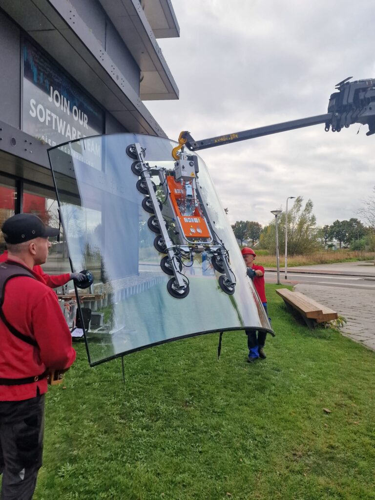 Glasherstel bij Het Capitool in Enschede