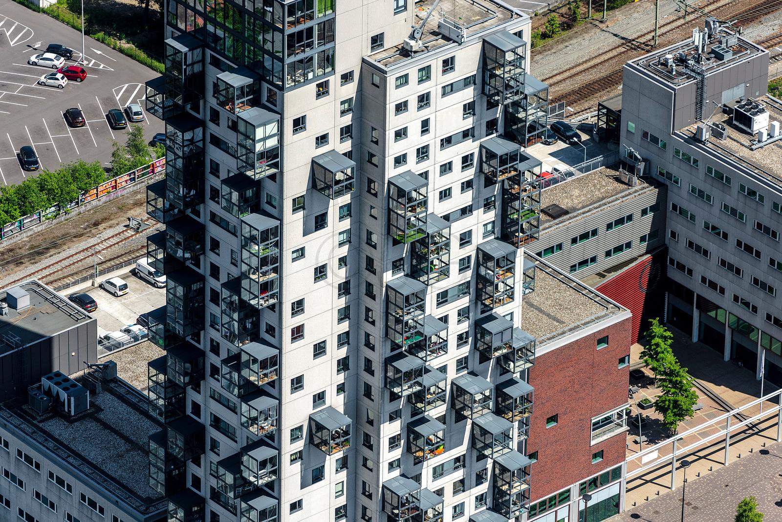 BAM Vastgoed huurde EGM architecten in voor het ontwerpen van het gebouw. BAM Woningbouw was de aannemer. Hurks maakte het constructief ontwerp. Het gebouw heeft een hoogte van 101 meter en telt 31 verdiepingen en is gebouwd met prefabricage. De eerste zes verdiepingen is kantoorruimte met daarboven 25 verdiepingen met 85 huurappartementen. Het voormalige spooremplacement is onderdeel van stedelijke vernieuwing rond het spoortracé in Tilburg. een stedelijk gebied. De woontoren is in 2007 opgeleverd. Foto John Gundlach