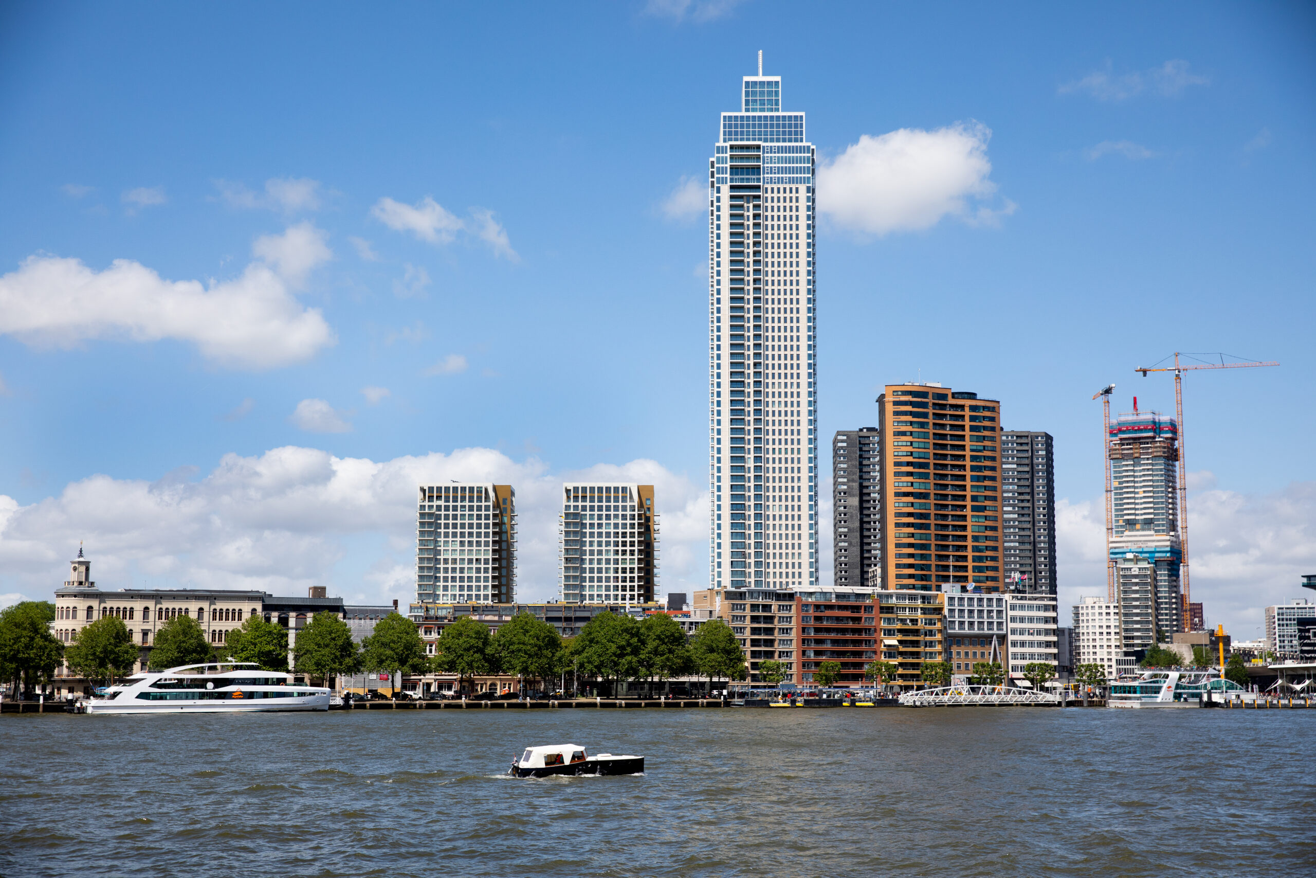 Zalmhaventoren aan de Zalmhaven in Rotterdam