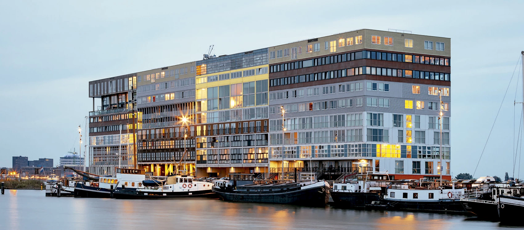 Silodam in Amsterdam in de begin van de avond met de lampen aan