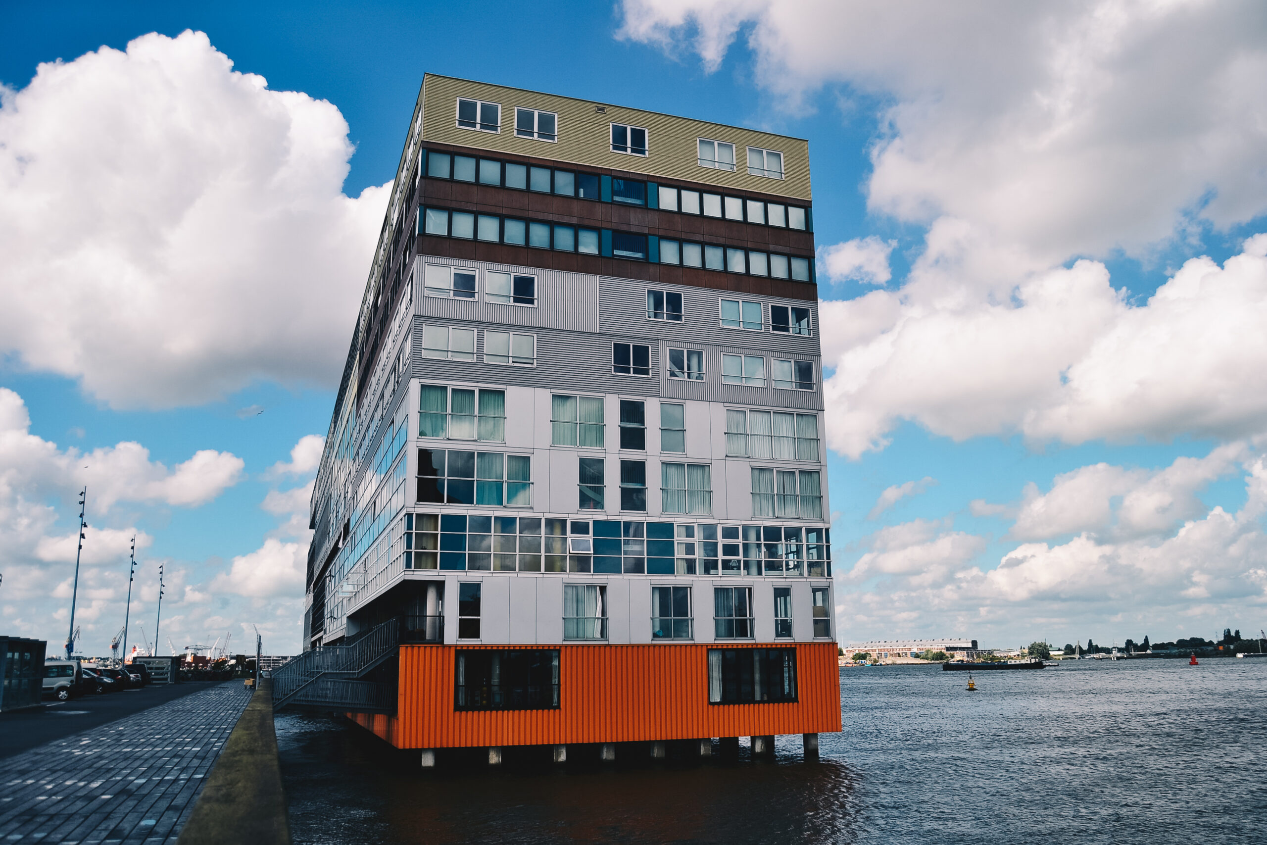 VvE De Silodam op het IJ in Amsterdam met een blauwe lucht