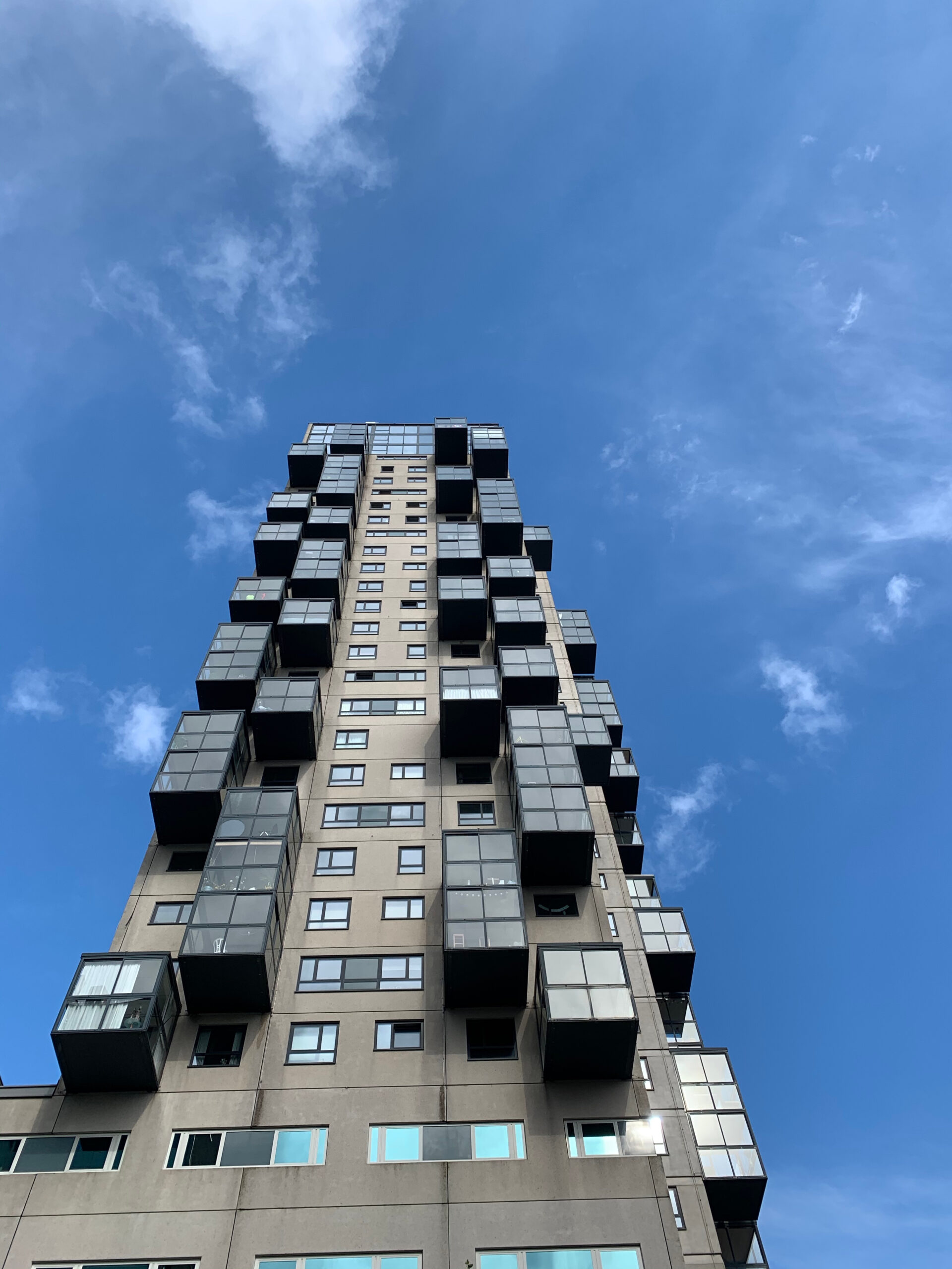 De StadsHeer in Tilburg van onderaf gefotografeerd met een blauwe lucht op de achtergrond