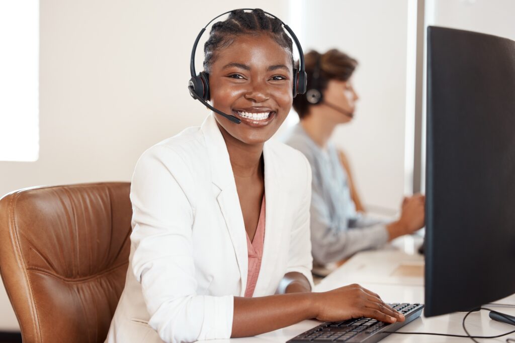 Medewerker die telefonisch een klant te woord staat