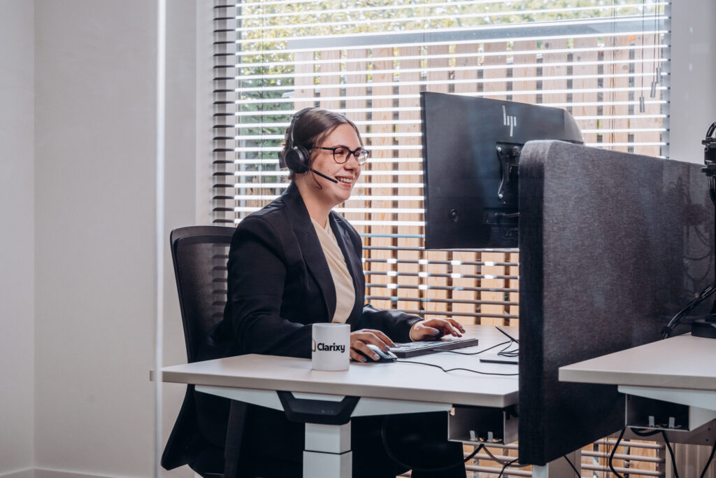 Klantadviseur aan de lijn met een klant