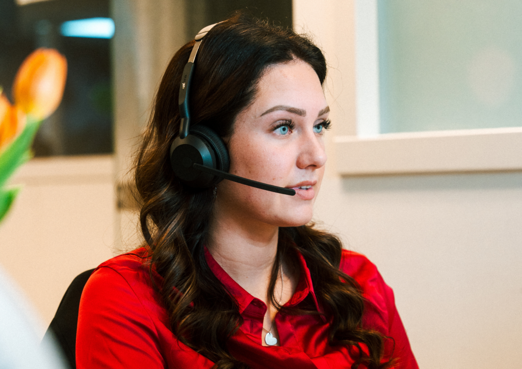 Klantenservice medewerker met headset bij Clarixy
