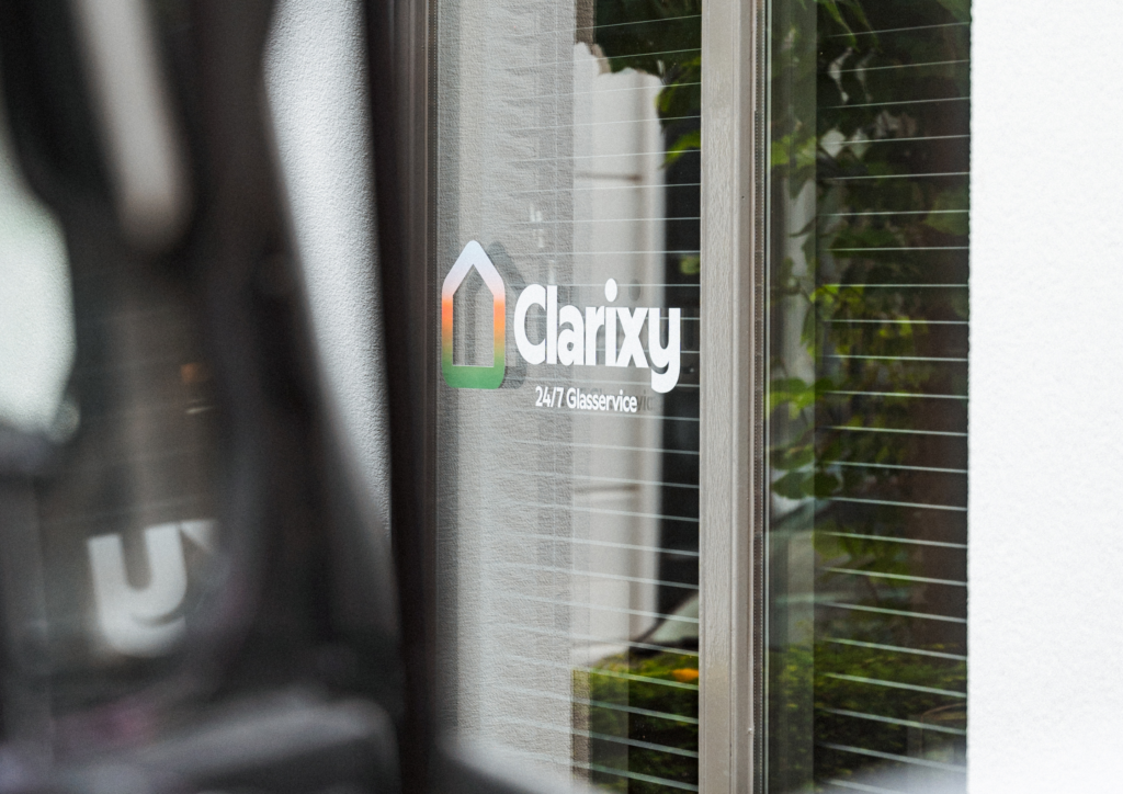 Clarixy logo op pand
