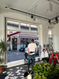 Glasherstellers bezig met het herstel van de ruit voor Birck Coffee in Breda