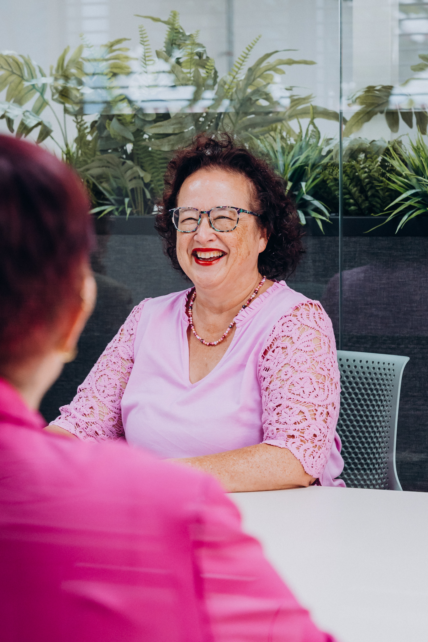 Collega lachend in een meeting