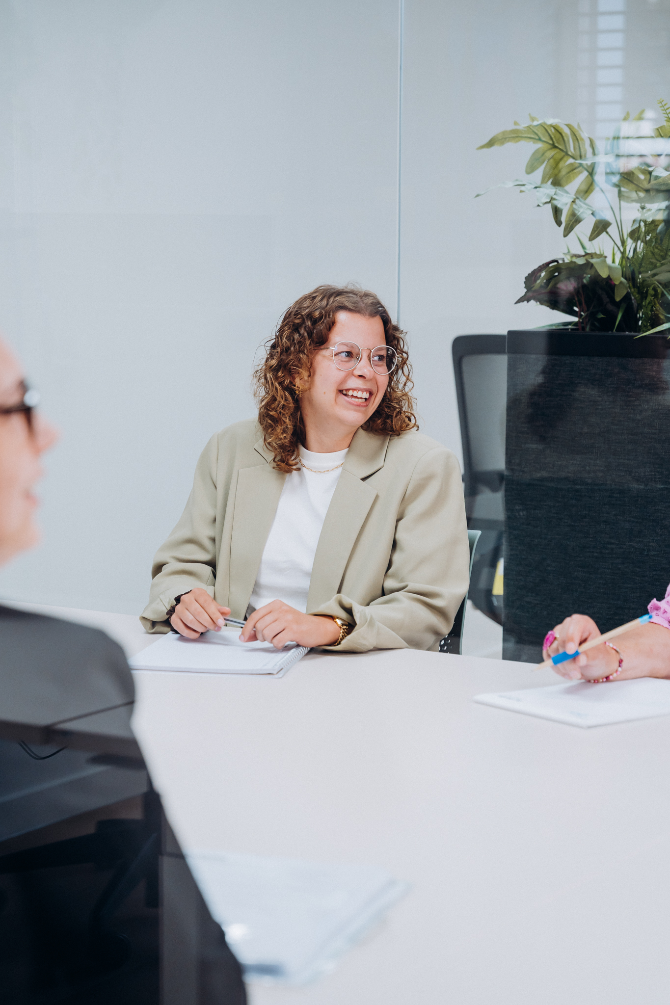 Lachende collega tijdens een meeting