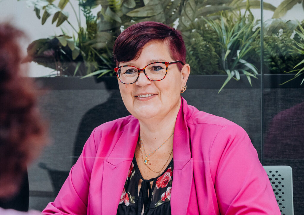 Clarixy collega die aandachtig zit te luisteren
