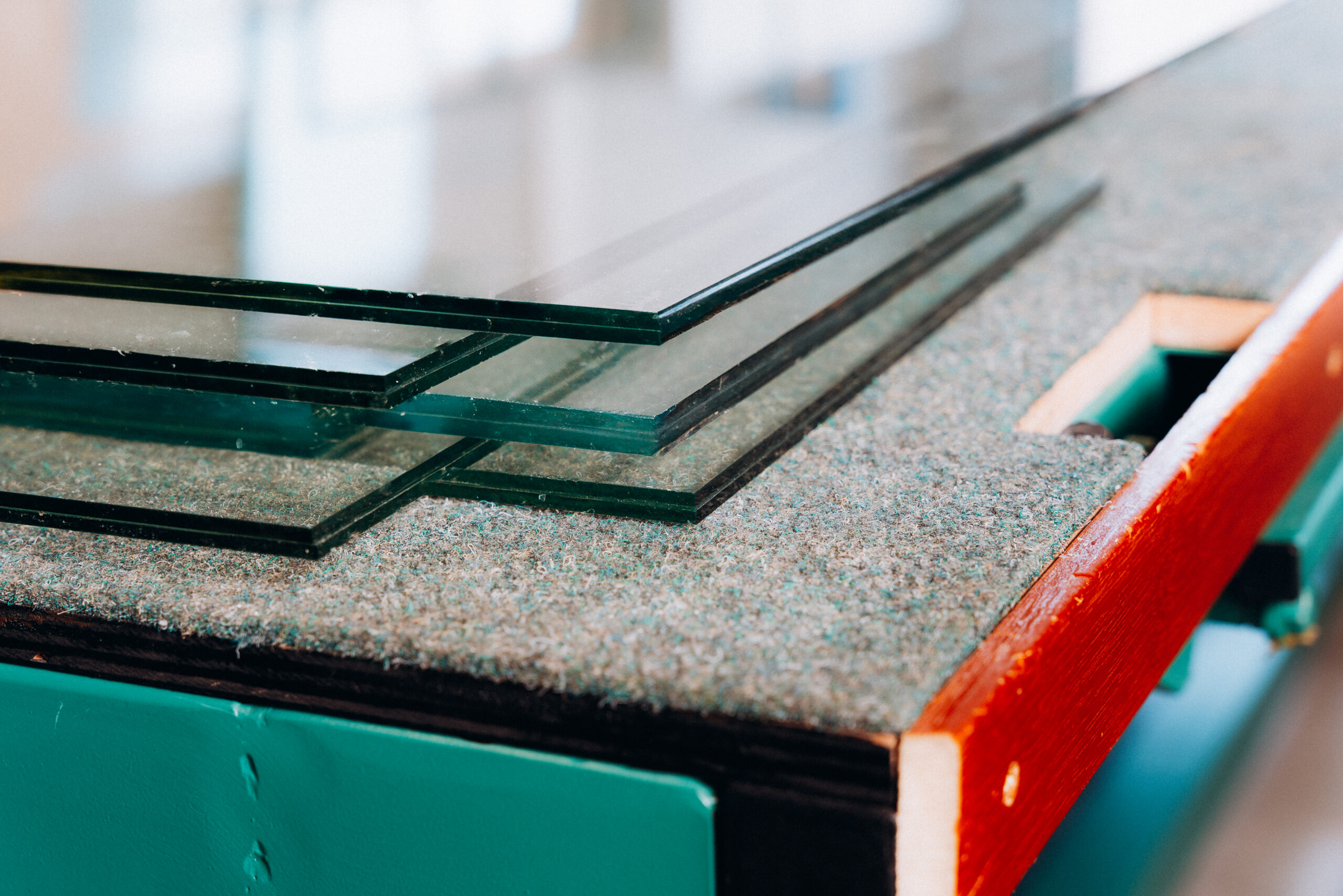 Glas opgestapeld op de werkbank van een glashersteller