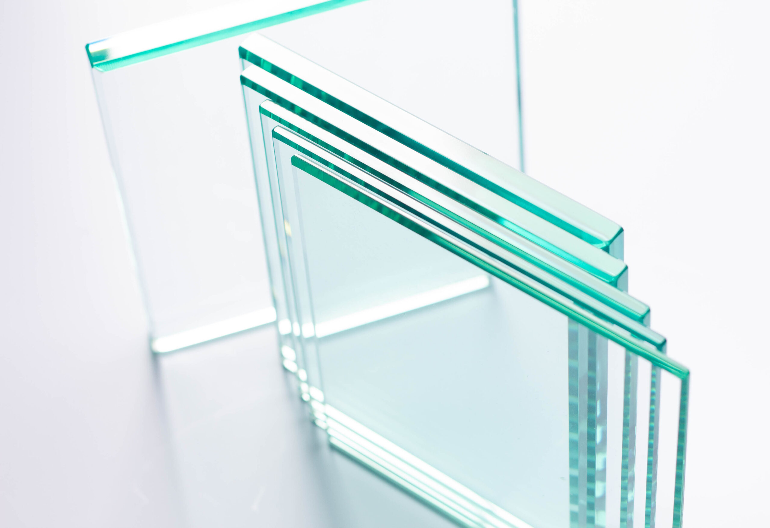 Helder glas dat in gebouwen en woningen wordt gebruikt